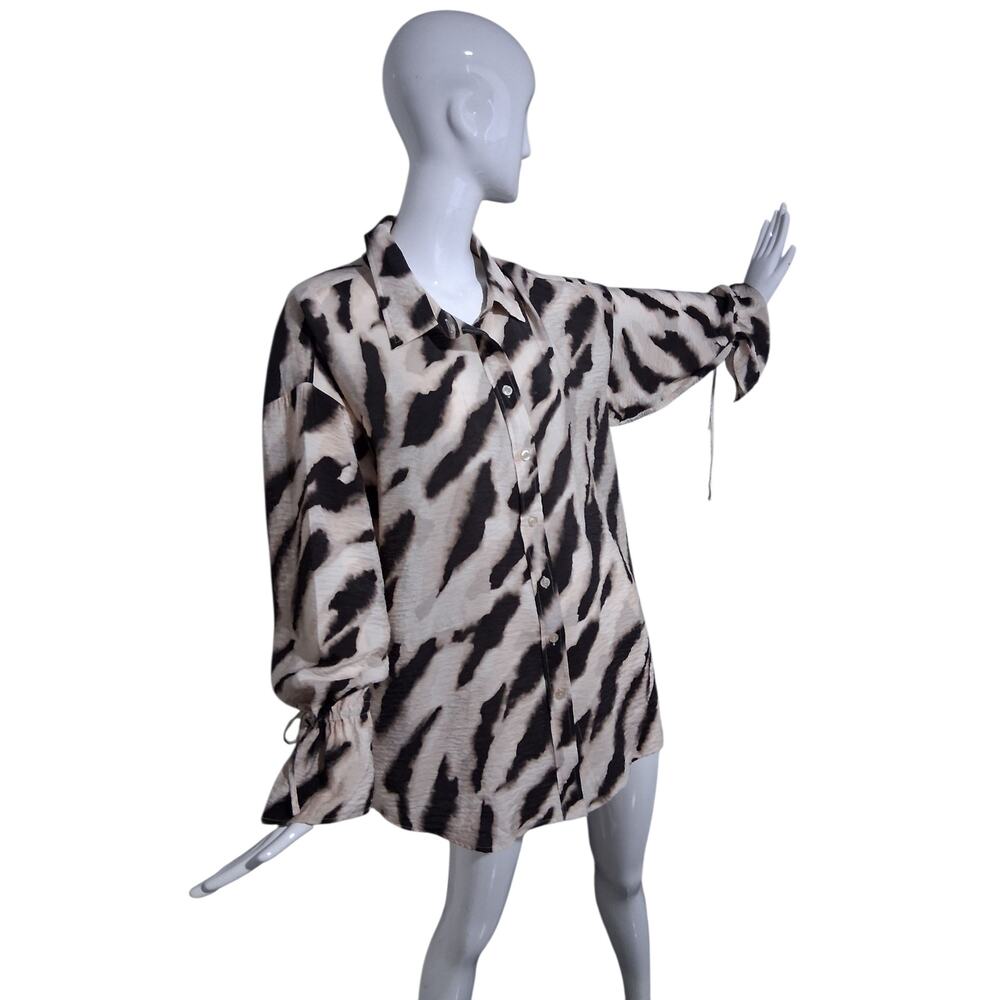 Simply Vera Women's size XXL  Animal Print Button Up Casual Feminine Carrier Top